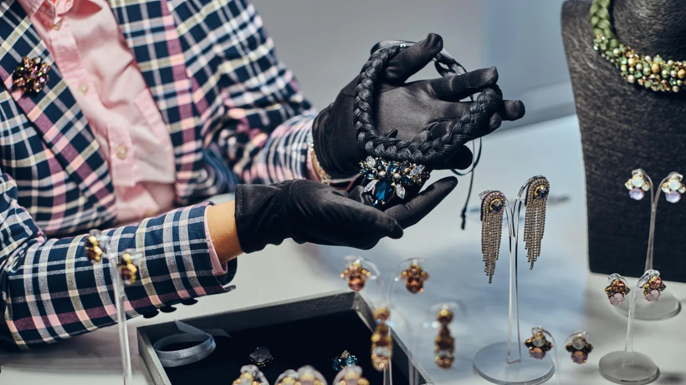 How Jewelers Display Items